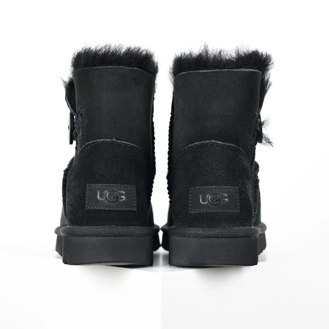 Pick up locally 💰540 The core recommendation is good price UGG basic Bailey twist style Xiaohongshu hot style Henan Longfeng leather production Sheepskin integrated top quality in the market 2-3 cm cashmere insole to keep warm in winter and a very suitable choice for home use UUG has launched a style series in the new year, which is partially geared towards the preferences of young consumers and has also moved to the forefront of fashion trends. Shoe body material Water-repellent coated suede upper 17mm UGGPURE™ implanted wool insole Lightweight non-slip comfortable rubber outsole With brand LOGO Trademark Comes with full packaging Size: 35 36 37 38 39 40